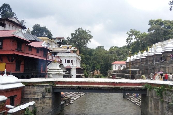 Kathmandu Spiritual Sites: Bodhnath & Pashupatinath Tour - Transportation, group size, and why the small group matters