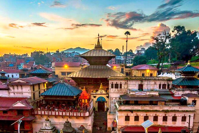 Pashupatinath Temple, Hindu Crematorium and Aarati in-depth Tour - Stop 3: Sandhya Aarati and Bagmati river bank ritual, ending on lamp-lit meaning